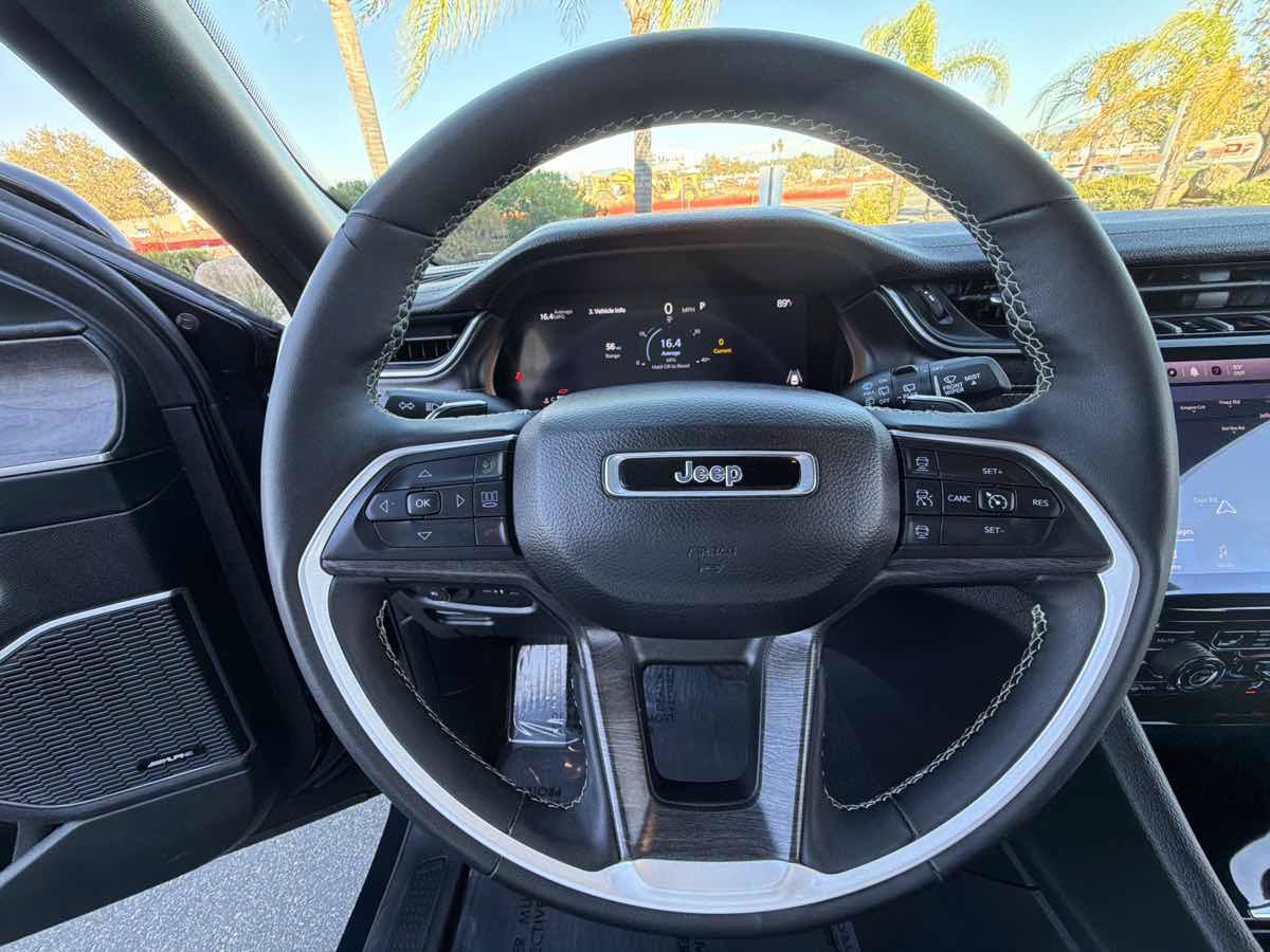 Used 2024 Jeep Grand Cherokee Limited w/ Black Appearance Package RWD image 31