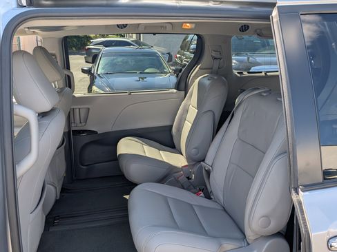 Used 2015 Toyota Sienna XLE image 16