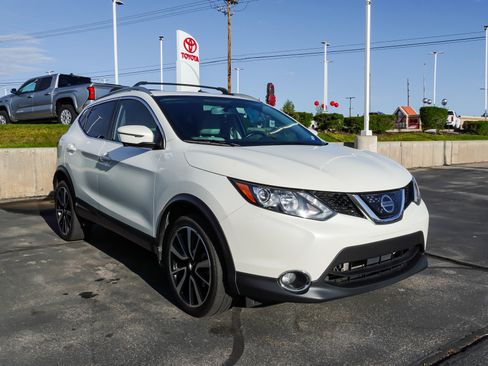 Used 2018 Nissan Rogue Sport SL image 2