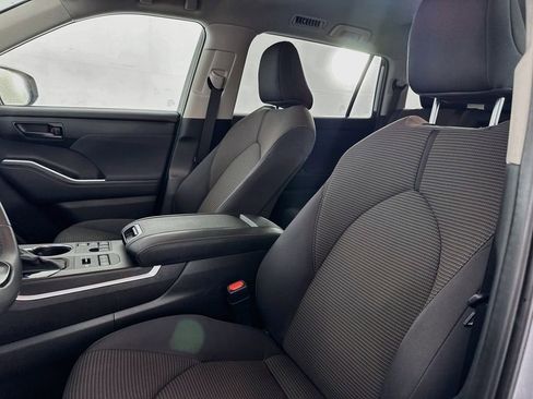 Used 2024 Toyota Highlander LE AWD/4WD image 32