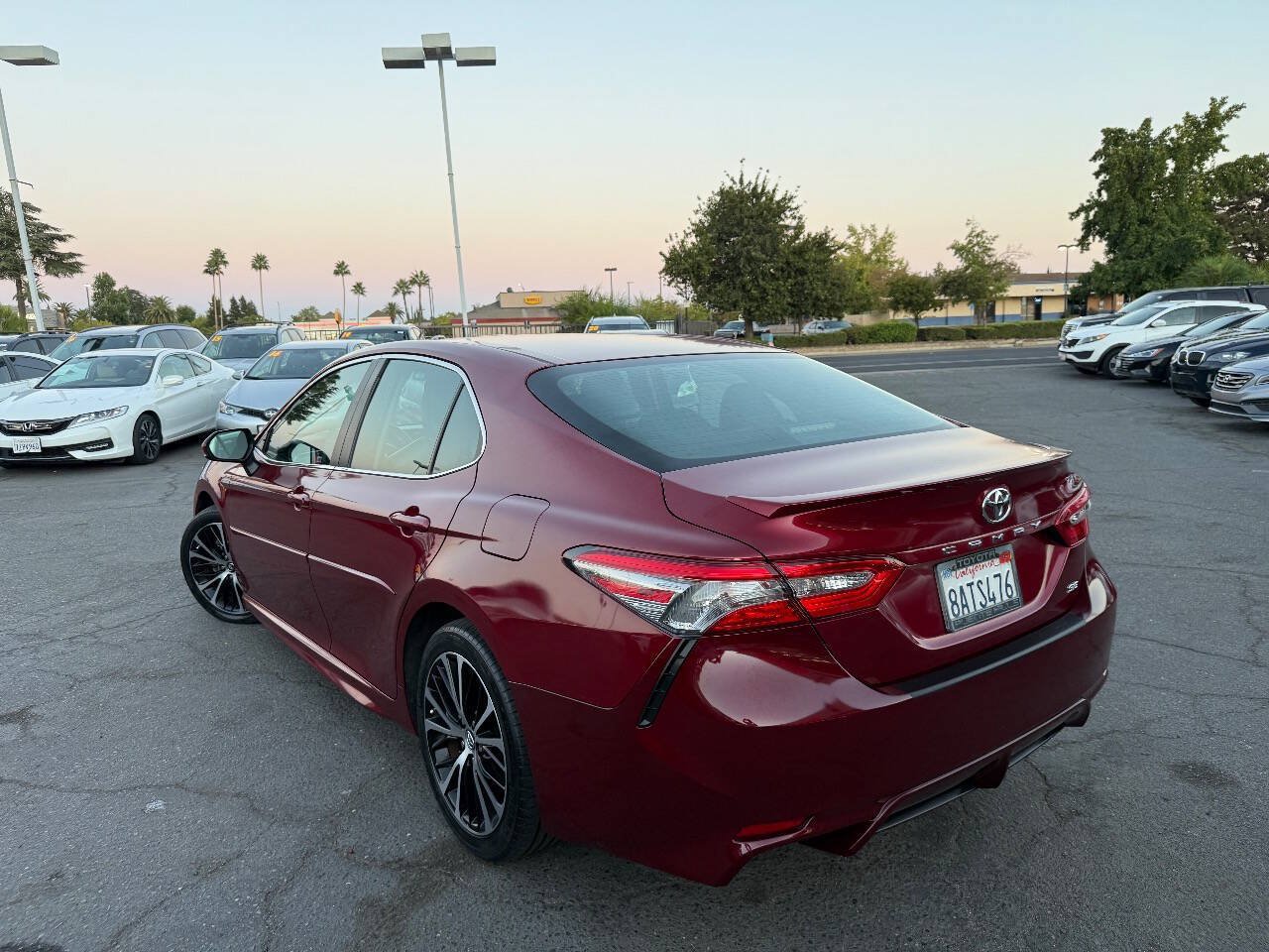 Used 2018 Toyota Camry SE FWD image 5