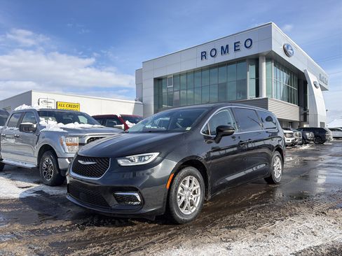 Used 2023 Chrysler Pacifica Touring-L image 1