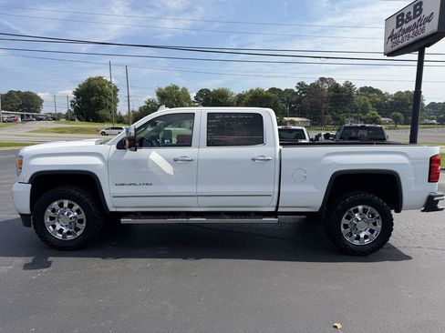 Used 2015 GMC Sierra 2500 Denali w/ Duramax Plus Package AWD/4WD image 9