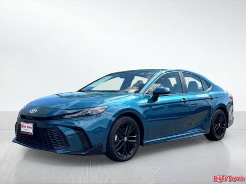 Used 2025 Toyota Camry SE FWD image 2