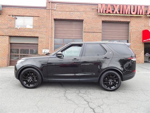 Used 2017 Land Rover Discovery SE image 2