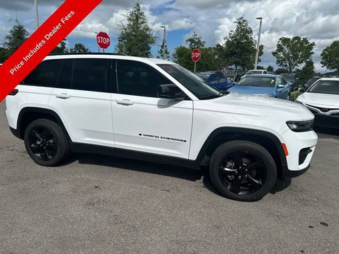 Used 2025 Jeep Grand Cherokee Altitude AWD/4WD image 7