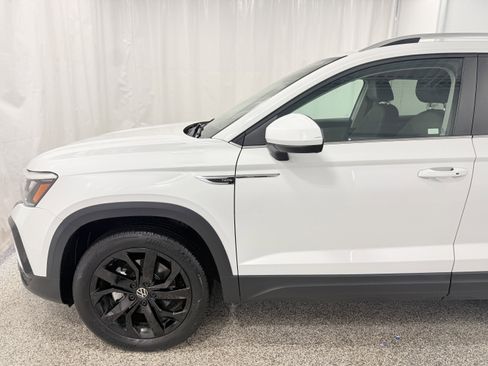 Certified 2022 Volkswagen Taos SE image 4