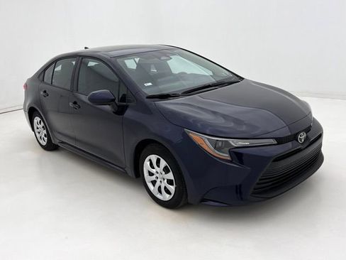 Used 2025 Toyota Corolla LE FWD image 2