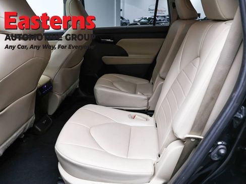 Used 2021 Toyota Highlander XLE AWD/4WD image 22