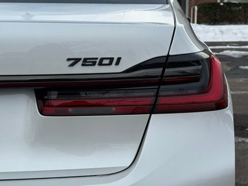 Used 2022 BMW 750i xDrive w/ Autobahn Package image 18