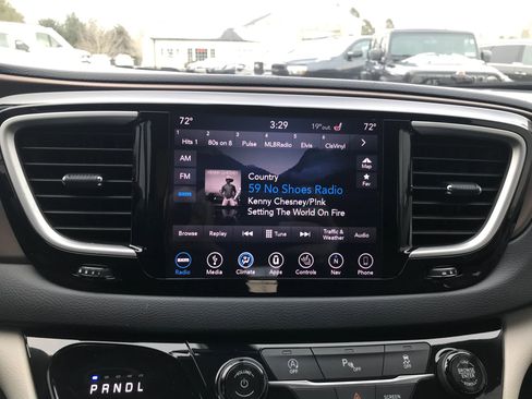 Used 2018 Chrysler Pacifica Touring-L image 21