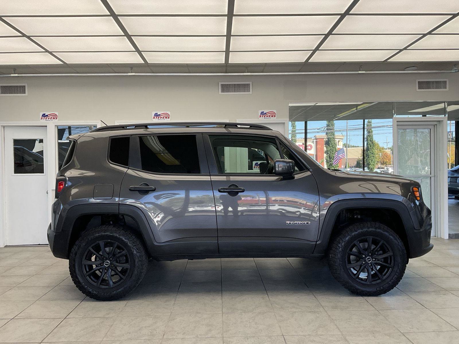 Used 2016 Jeep Renegade Latitude w/ Popular Equipment Group AWD/4WD image 4