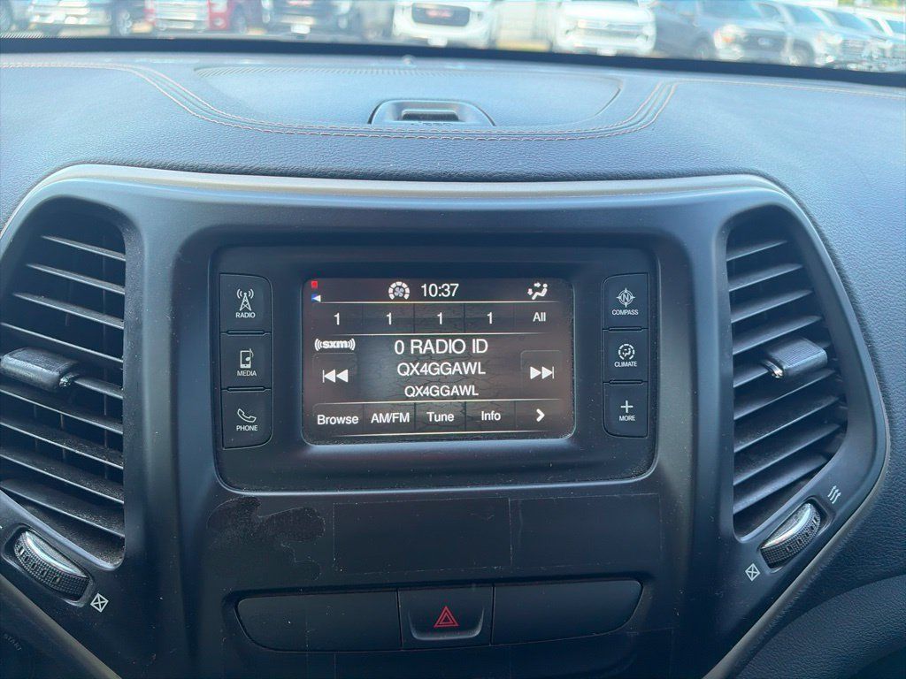 Used 2018 Jeep Cherokee Latitude w/ Altitude Package AWD/4WD image 22