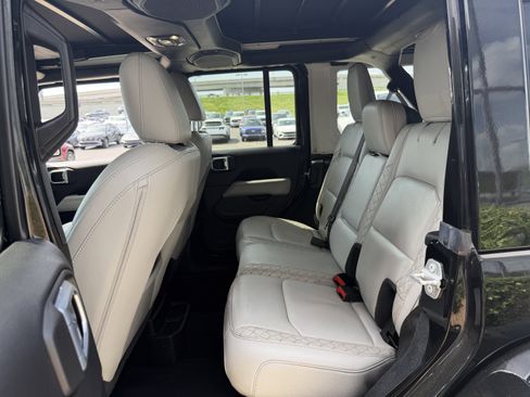 Used 2022 Jeep Wrangler Unlimited Sahara image 27