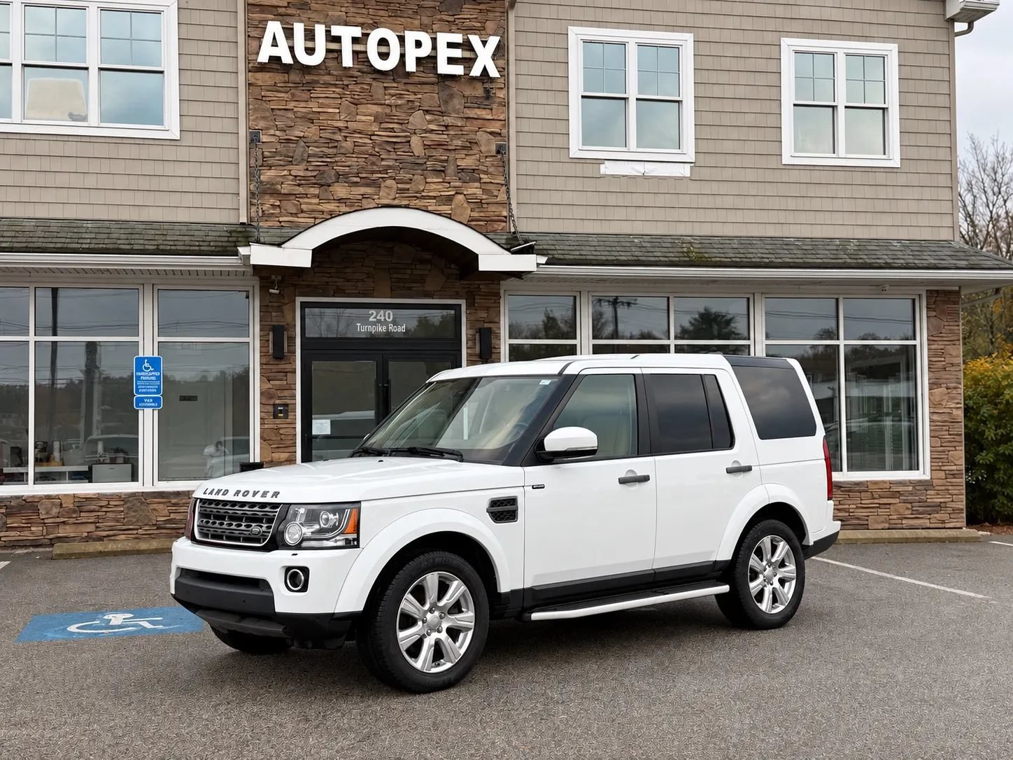 Used 2016 Land Rover LR4 HSE Silver Edition AWD/4WD image 2