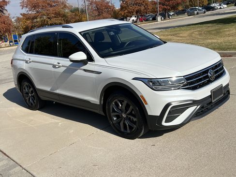 Certified 2023 Volkswagen Tiguan SE image 2