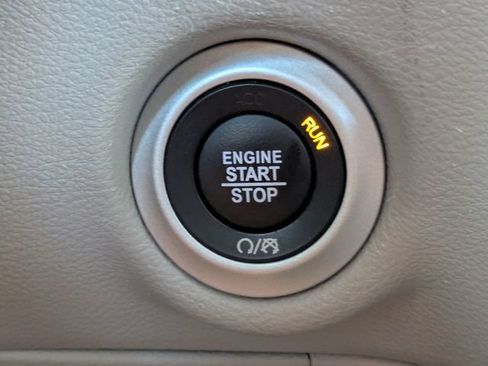 Used 2024 Chrysler Pacifica Touring-L FWD image 27