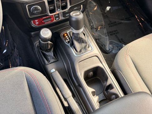 Used 2024 Jeep Wrangler Unlimited Rubicon AWD/4WD image 19