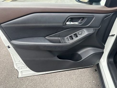 Used 2023 Nissan Rogue SV w/ SV Premium B Package image 10