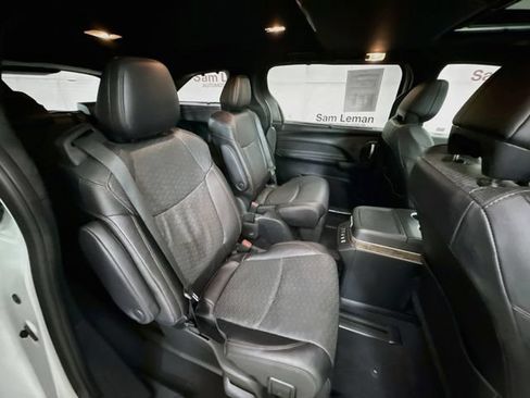 Used 2025 Toyota Sienna Platinum AWD/4WD image 30