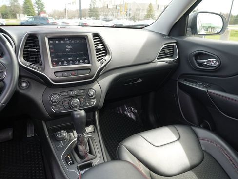Used 2019 Jeep Cherokee Trailhawk AWD/4WD image 21