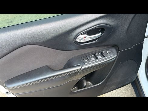 Used 2016 Jeep Cherokee Latitude w/ Cold Weather Group AWD/4WD image 7