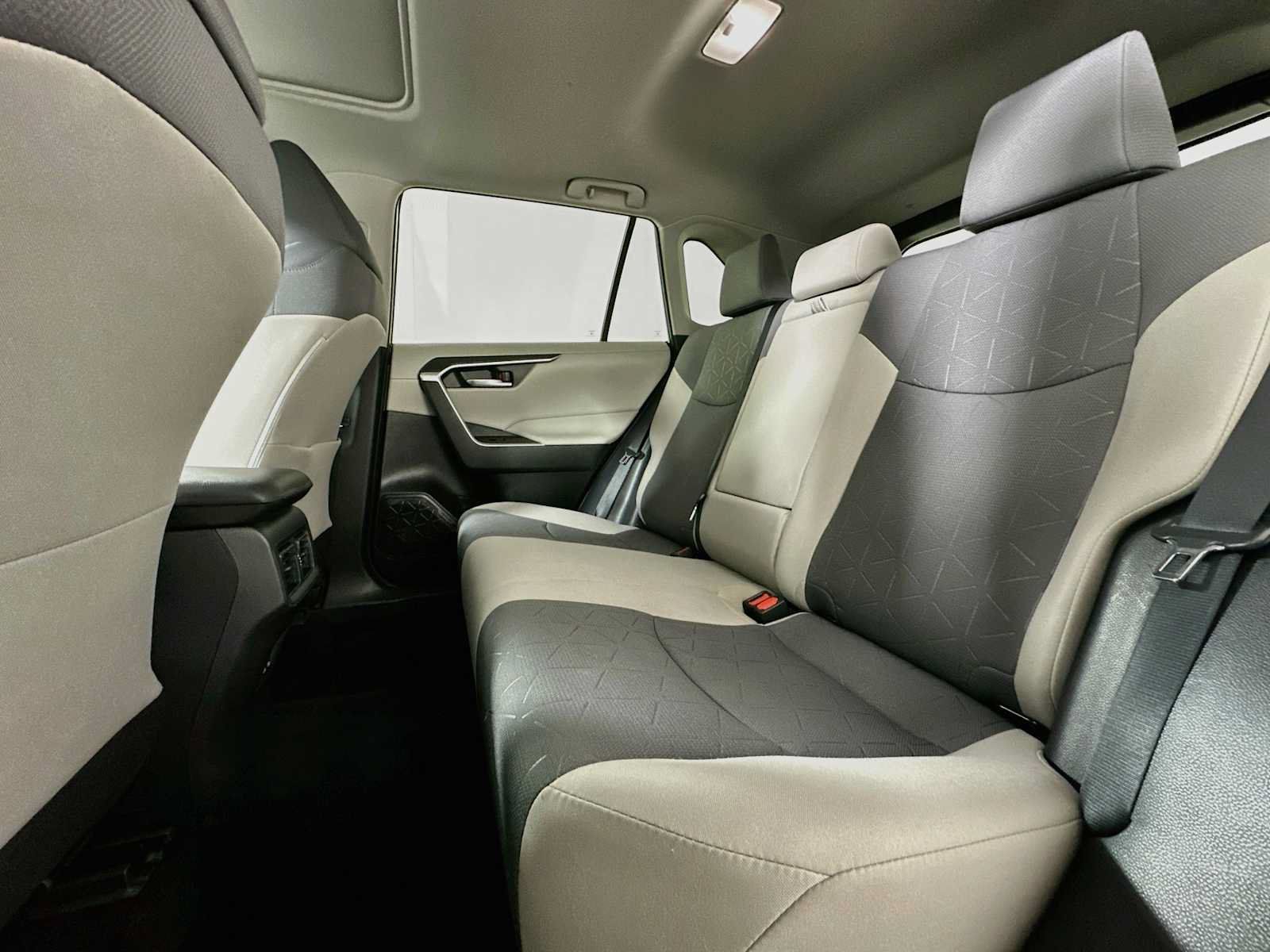 Used 2022 Toyota RAV4 XLE w/ Convenience Package FWD image 22