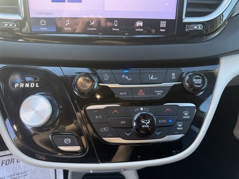 Used 2024 Chrysler Pacifica Touring-L FWD image 17