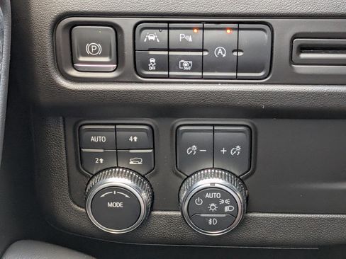 Used 2023 GMC Yukon SLT w/ SLT Premium Package image 24