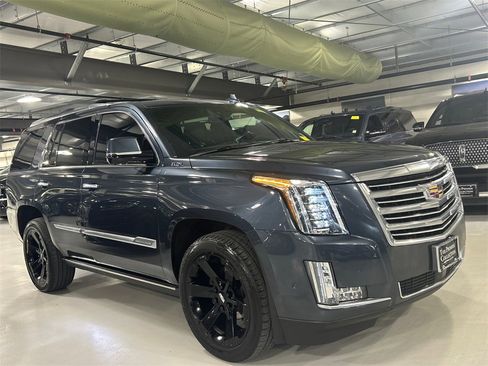 Used 2020 Cadillac Escalade Platinum image 1