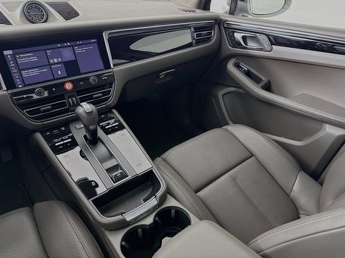 Certified 2025 Porsche Macan AWD/4WD image 26