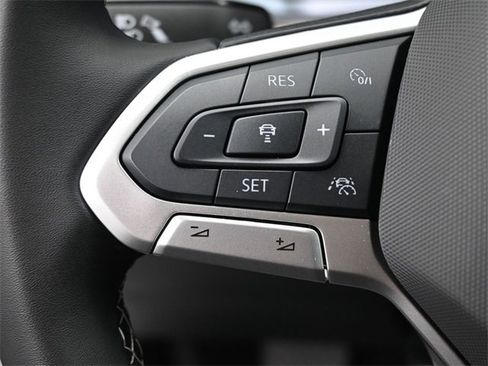 Used 2025 Volkswagen Taos SE w/ Panoramic Sunroof Package image 17