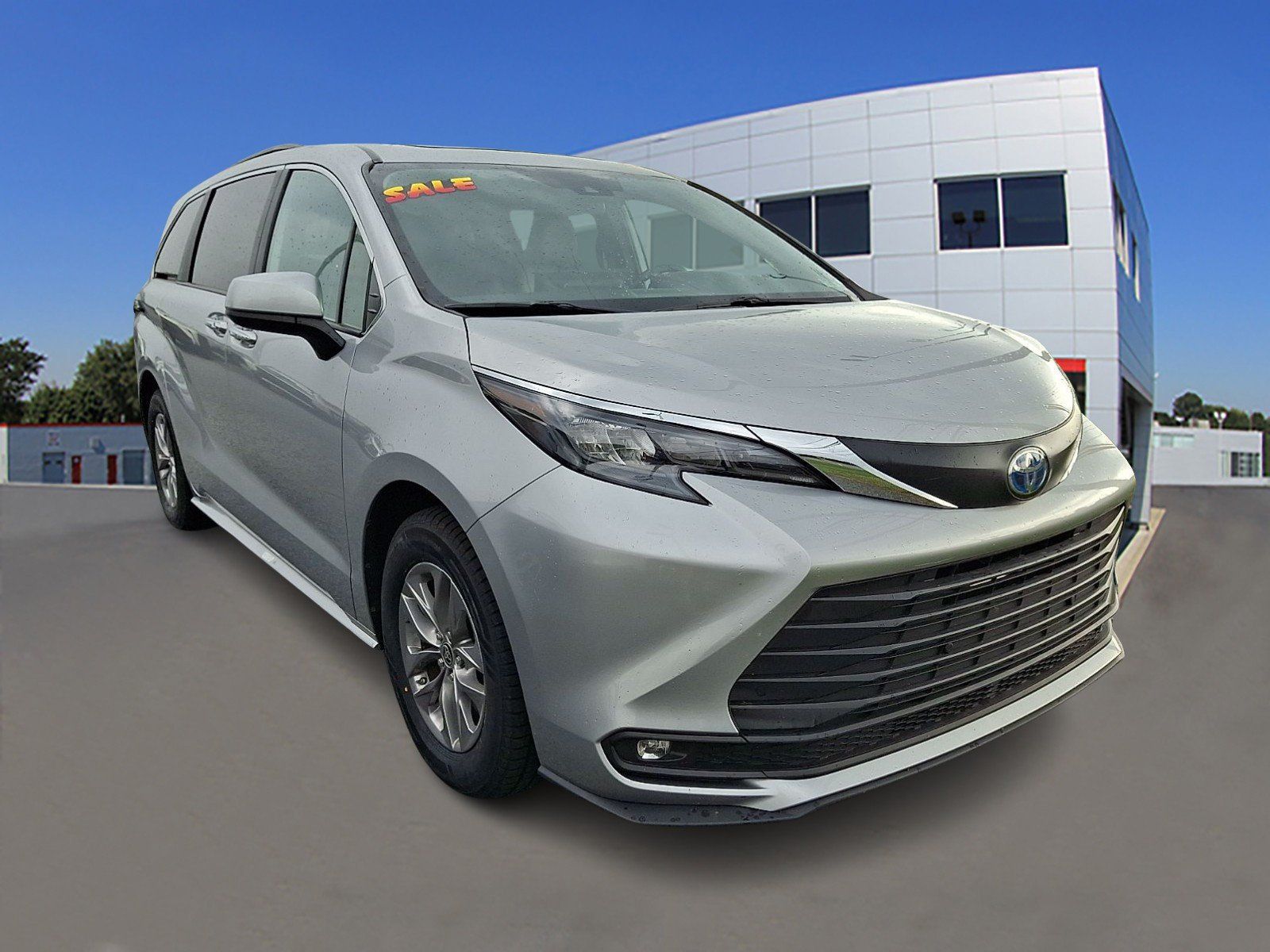 Used 2025 Toyota Sienna XLE FWD image 1