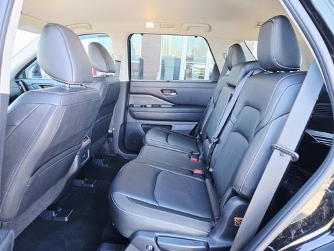 Used 2023 Nissan Pathfinder SL w/ Black Appearance Package image 12