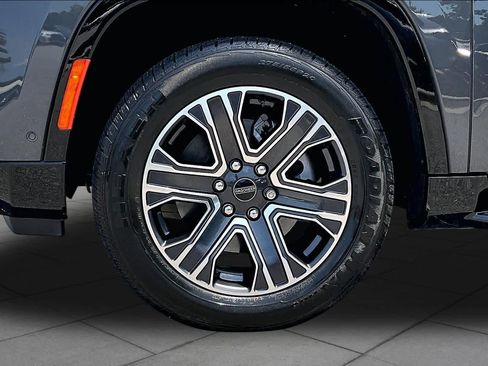 Used 2025 Jeep Wagoneer 4WD image 10