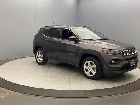 Used 2023 Jeep Compass Latitude w/ Convenience Group AWD/4WD image 7