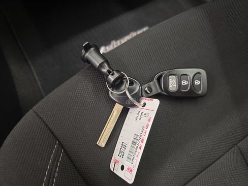 Used 2016 Hyundai Veloster FWD image 18