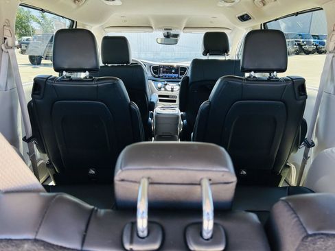 Used 2024 Chrysler Pacifica Touring-L FWD image 29