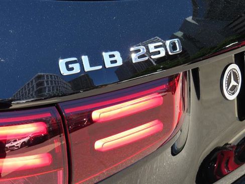 Used 2026 Mercedes-Benz GLB 250 4MATIC image 26