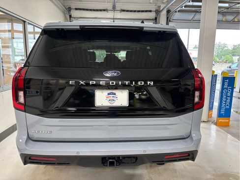 Used 2025 Ford Expedition Active RWD image 8