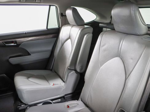 Used 2024 Toyota Highlander Limited FWD image 27