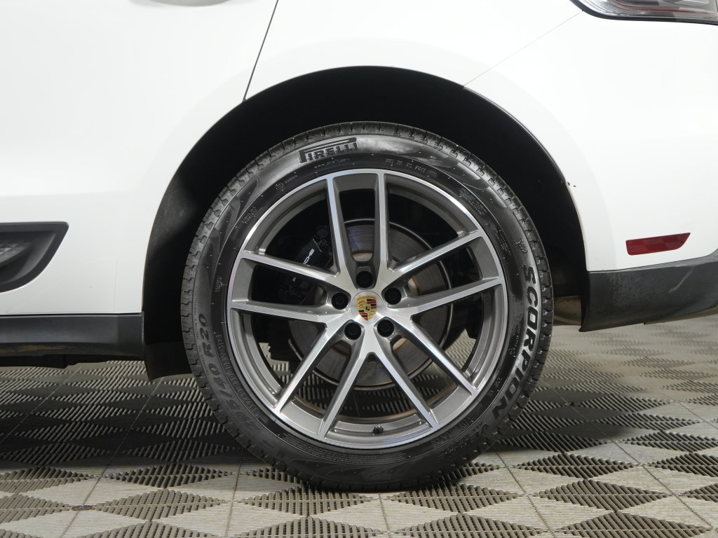 Certified 2025 Porsche Macan AWD/4WD image 14