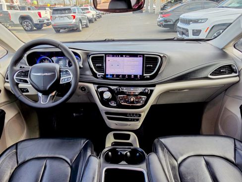 Used 2022 Chrysler Pacifica Touring-L FWD image 34