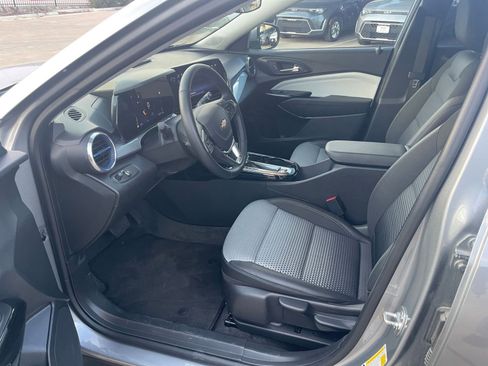 Used 2025 Chevrolet Trax LT w/ LT Convenience Package image 27