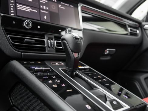 Certified 2026 Porsche Macan image 27