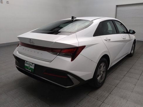 Used 2025 Hyundai Elantra SE FWD image 9