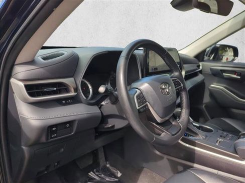Used 2023 Toyota Highlander XLE FWD image 16