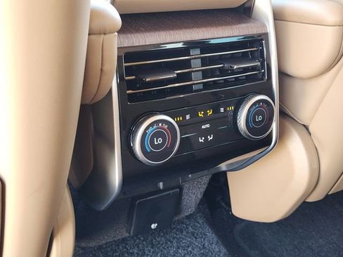 Used 2025 Land Rover Range Rover SE image 40