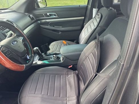 Used 2018 Ford Explorer XLT w/ Equipment Group 201A FWD image 3