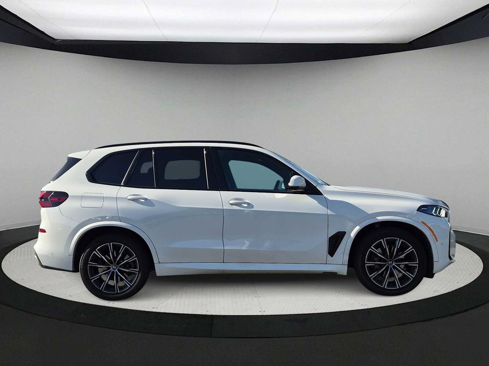 Used 2026 BMW X5 xDrive40i w/ M Sport Package AWD/4WD image 9